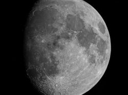 19. Juni 2013. zunehmender Mond bei 80%