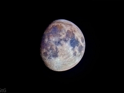 9. Juni 2014: zunehmender Mond bei 85,5 % in Farbe