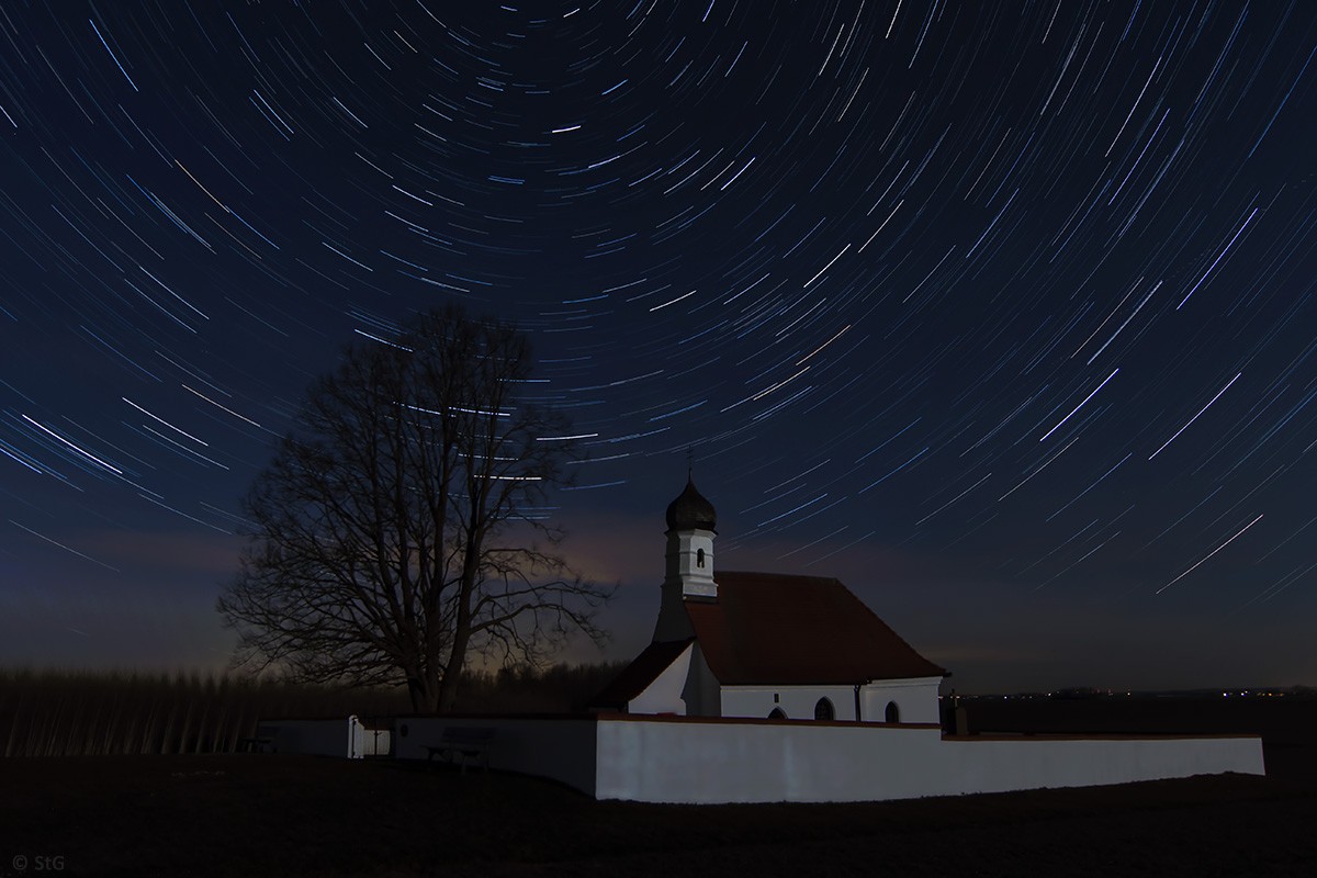 8. April 2015: Sternstrichspuren über St. Walburga
