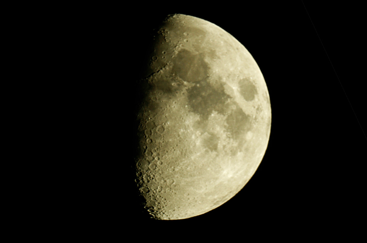 5. Oktober 2011 zunehmender Mond bei 64%