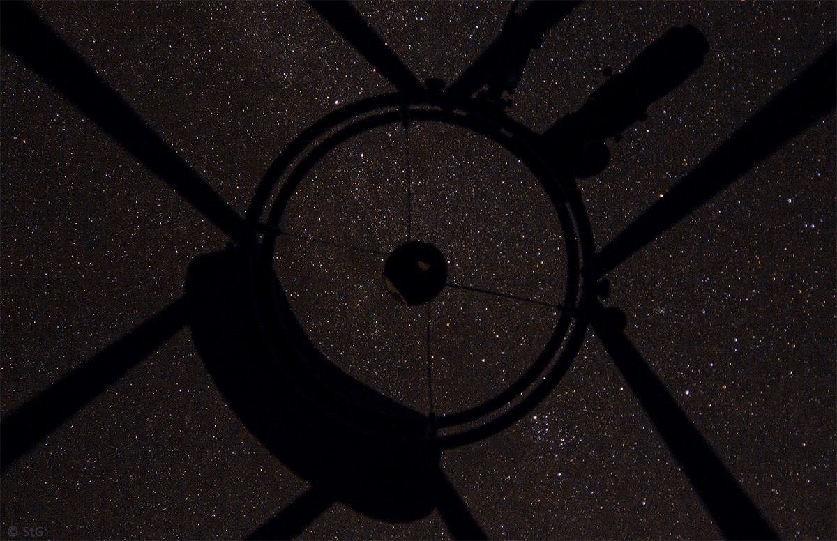 Teleskop-Blick: Doppelcluster im Gitterrohr